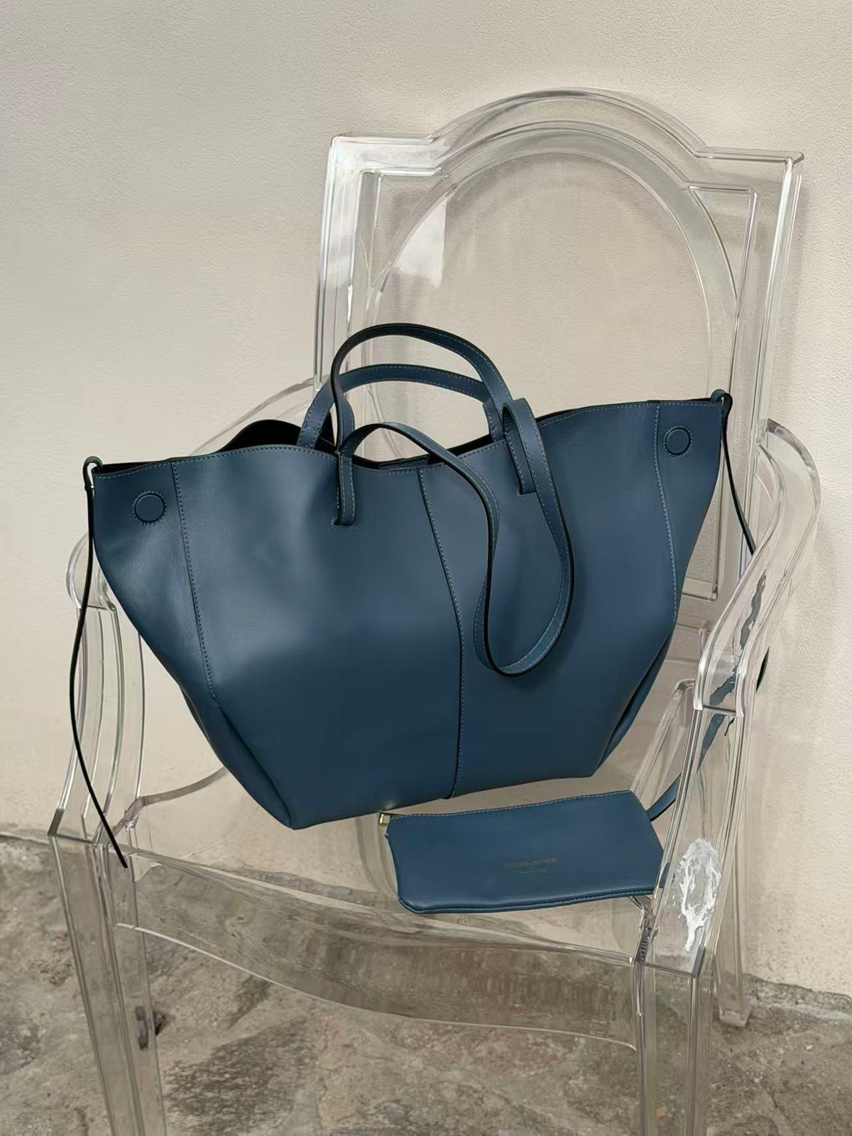 Borsa hobo oversize in pelle di vitello – Neve blu