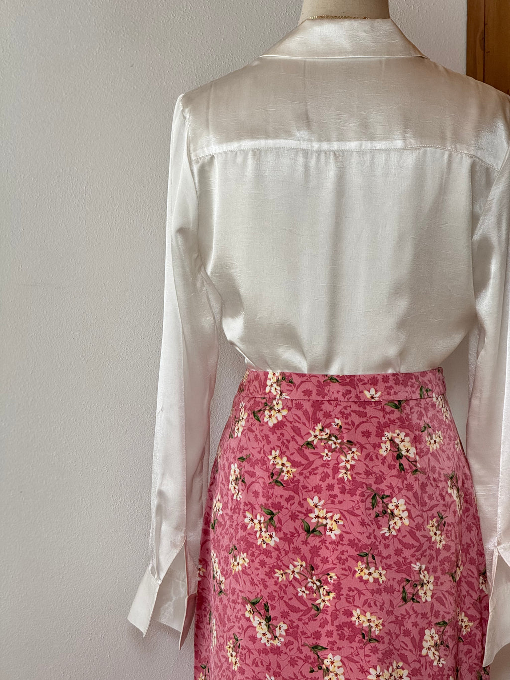 Blush Garden Set | Camicia in acetato e gonna floreale