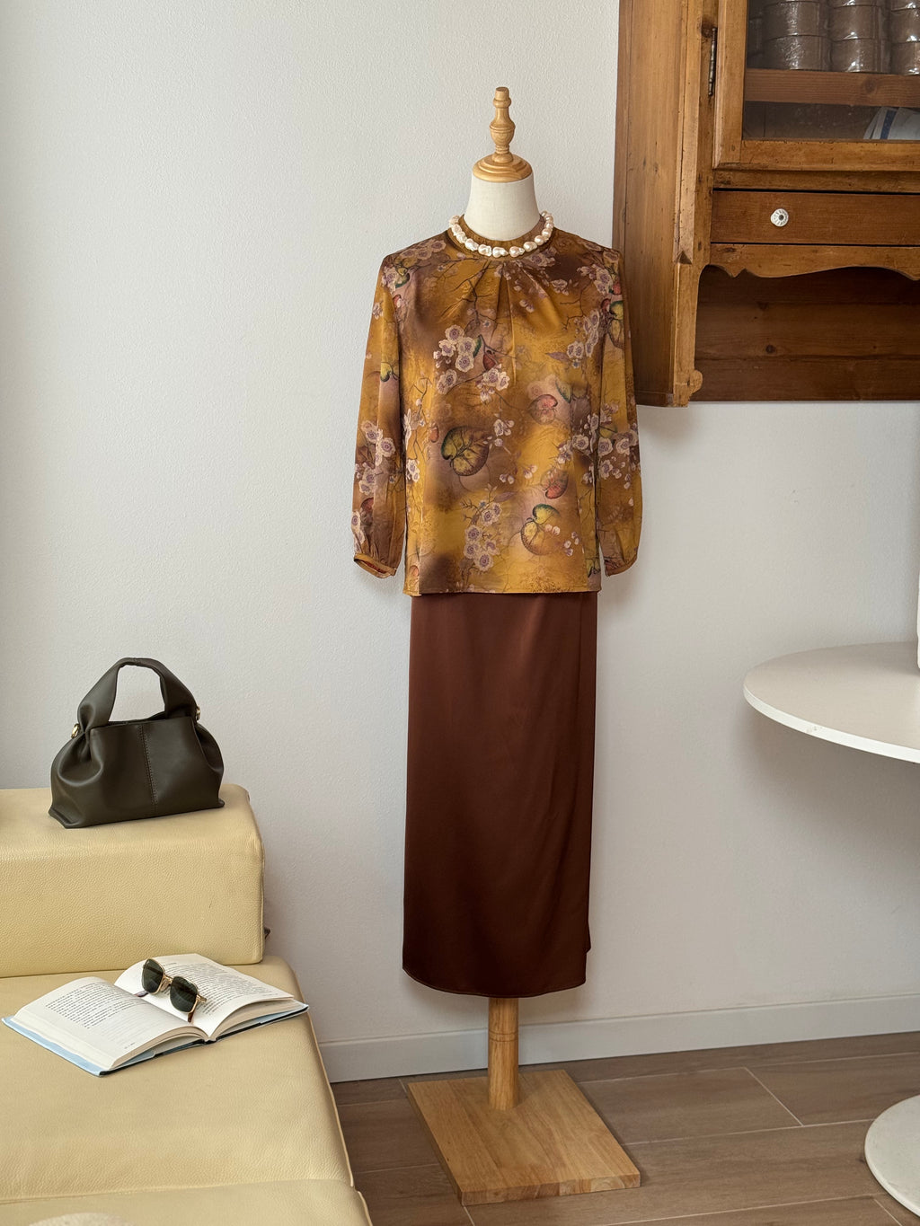 Amber Heritage Set | Camicia stampa orientale e gonna marrone