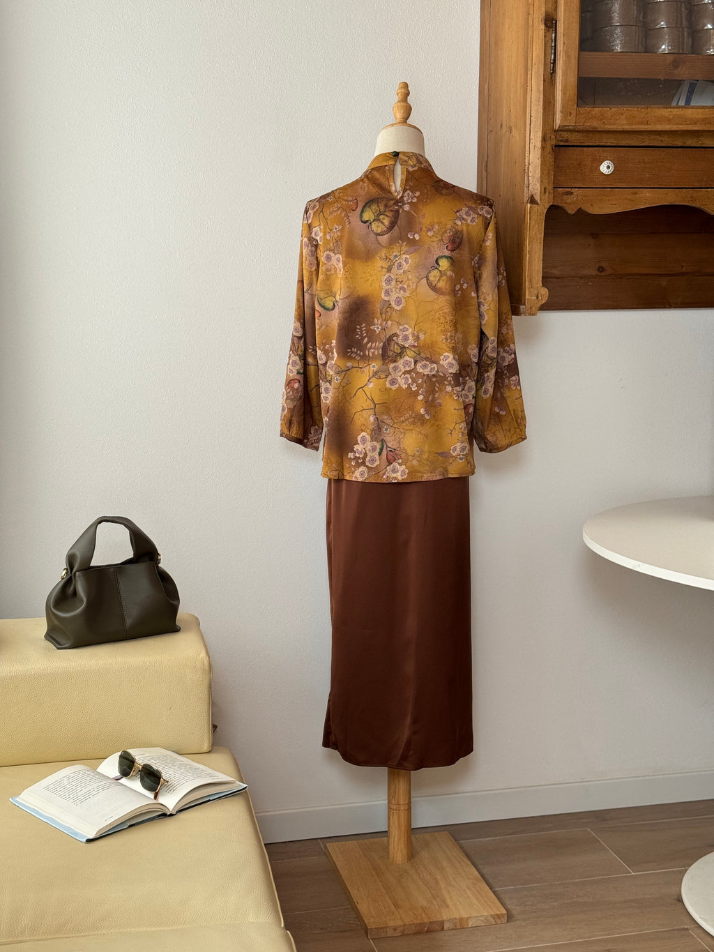 Amber Heritage Set | Camicia stampa orientale e gonna marrone