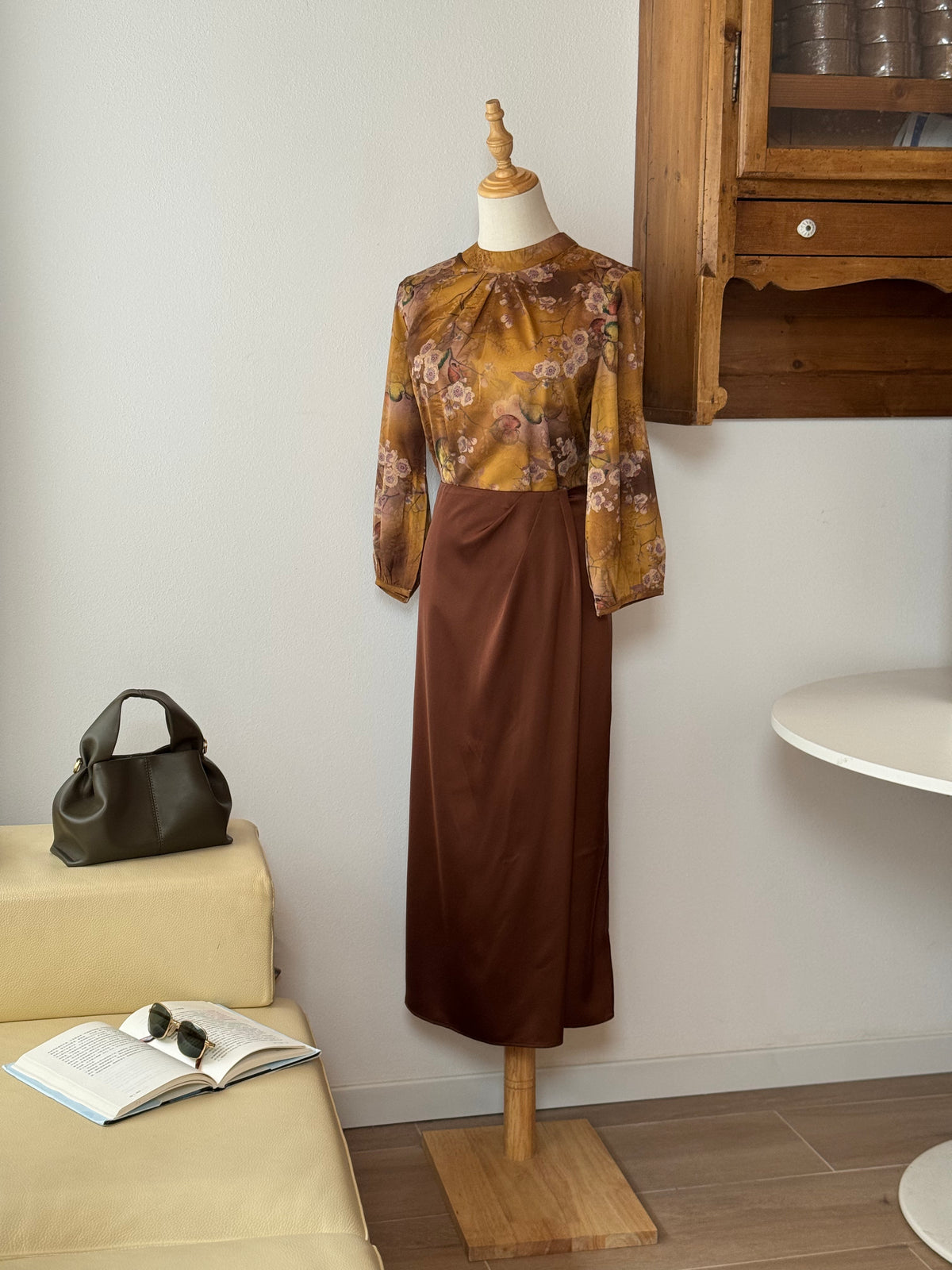 Amber Heritage Set | Camicia stampa orientale e gonna marrone