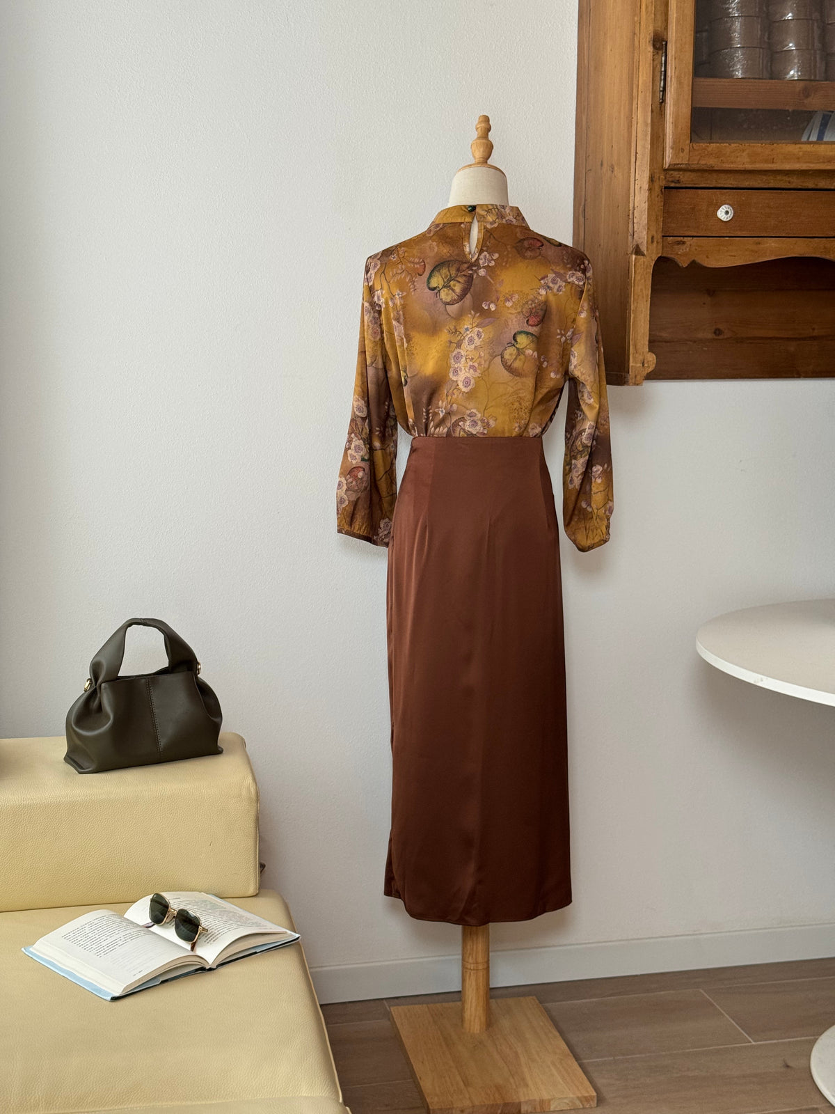 Amber Heritage Set | Camicia stampa orientale e gonna marrone