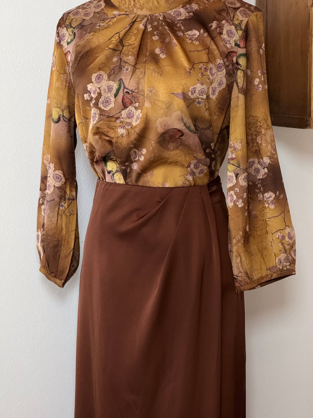 Amber Heritage Set | Camicia stampa orientale e gonna marrone