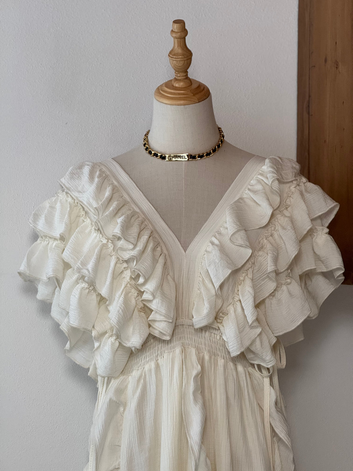 White Ruffle Cake Dress | Abito lungo con balze e scollo a V