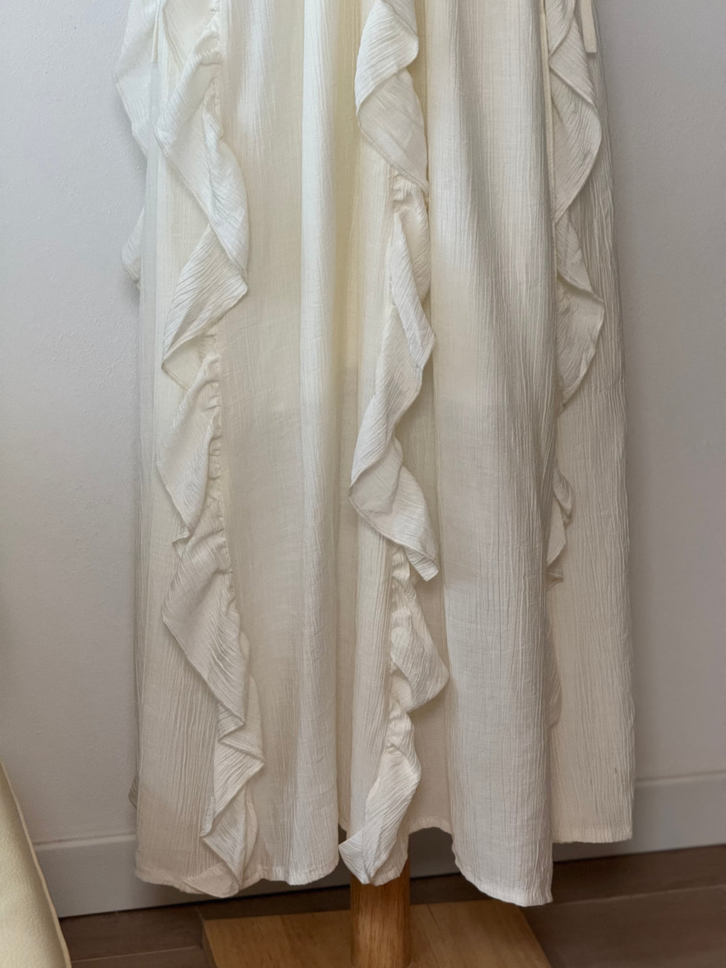 White Ruffle Cake Dress | Abito lungo con balze e scollo a V