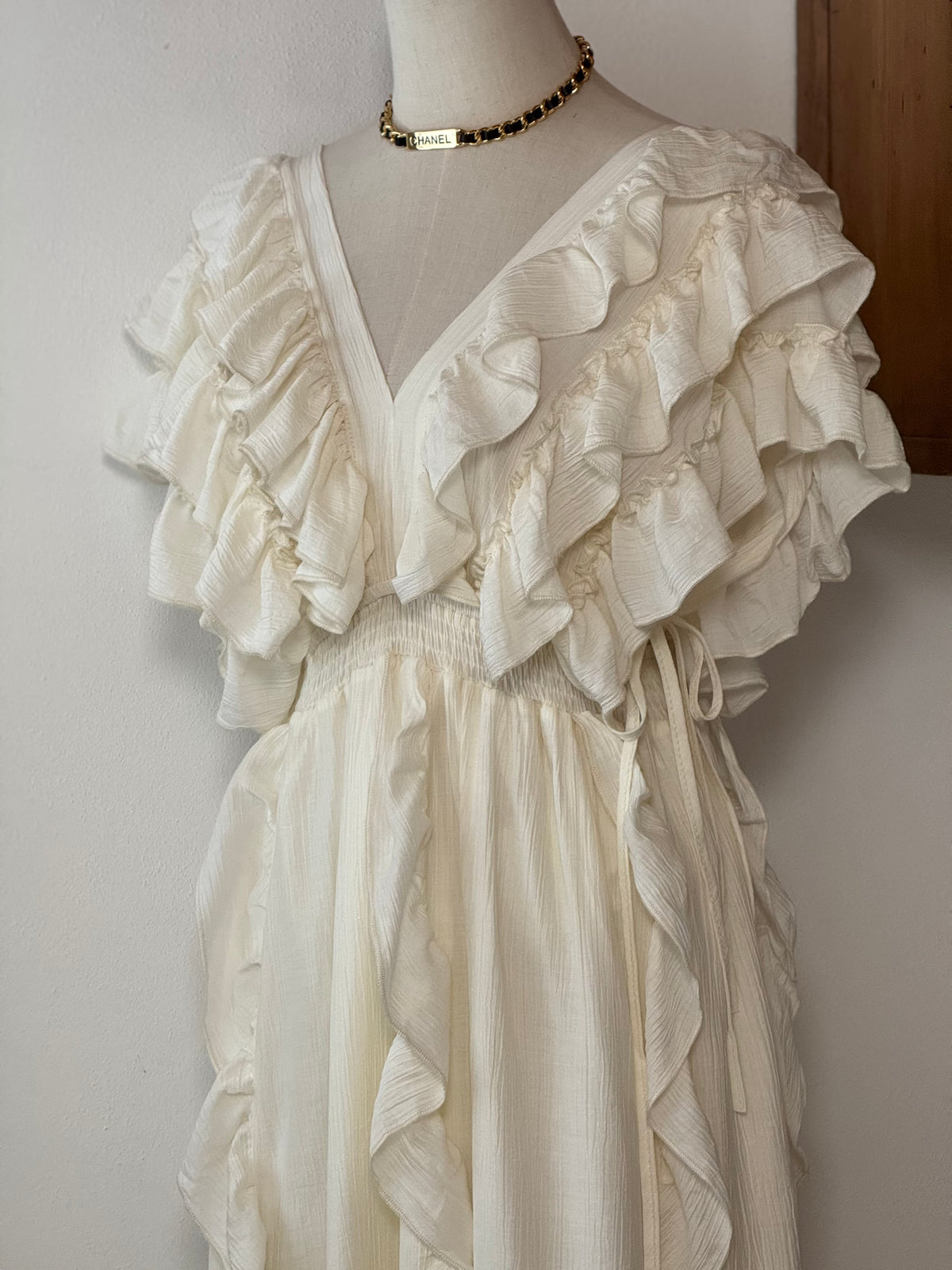 White Ruffle Cake Dress | Abito lungo con balze e scollo a V