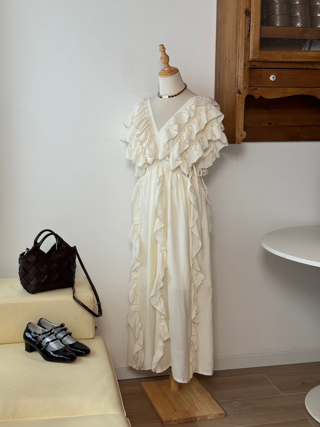 White Ruffle Cake Dress | Abito lungo con balze e scollo a V