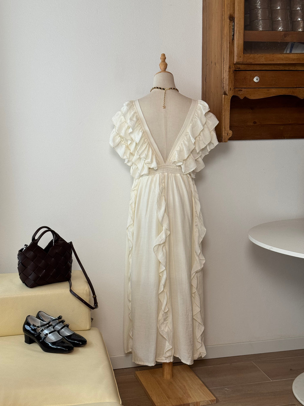 White Ruffle Cake Dress | Abito lungo con balze e scollo a V
