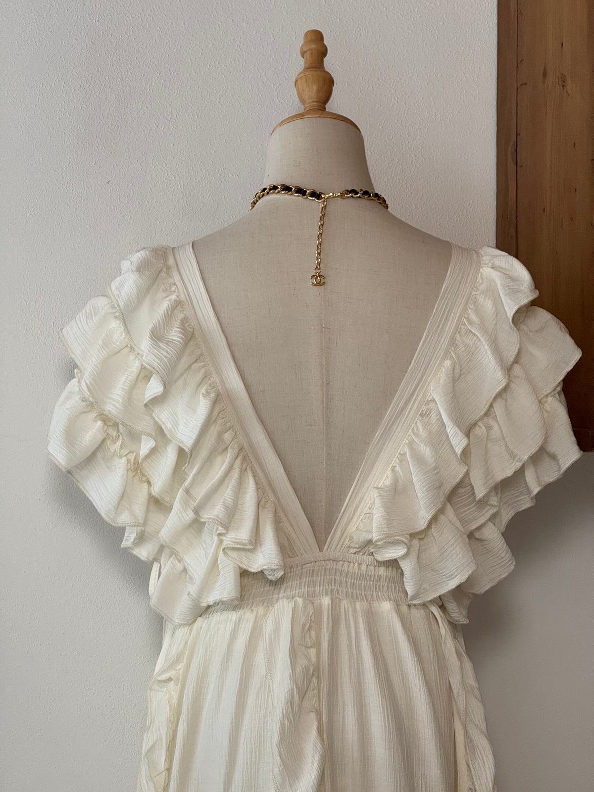 White Ruffle Cake Dress | Abito lungo con balze e scollo a V