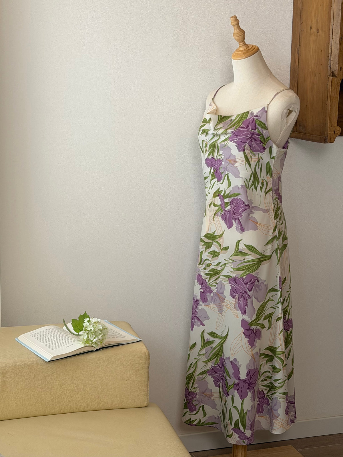 Iris Satin Dress | Abito con stampa floreale e scollo drappeggiato