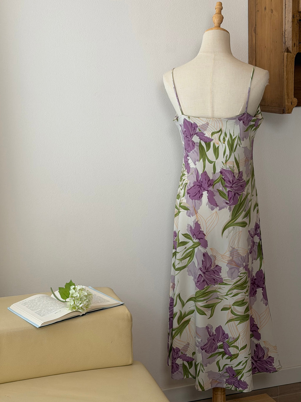 Iris Satin Dress | Abito con stampa floreale e scollo drappeggiato
