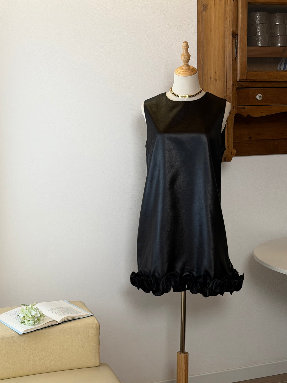 Black Satin Minimal Dress | Abito con balza finale