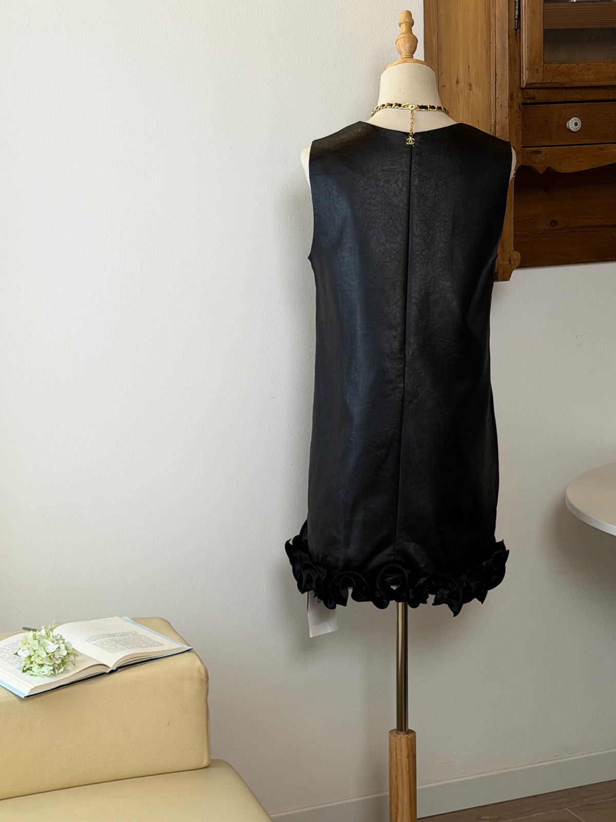 Black Satin Minimal Dress | Abito con balza finale