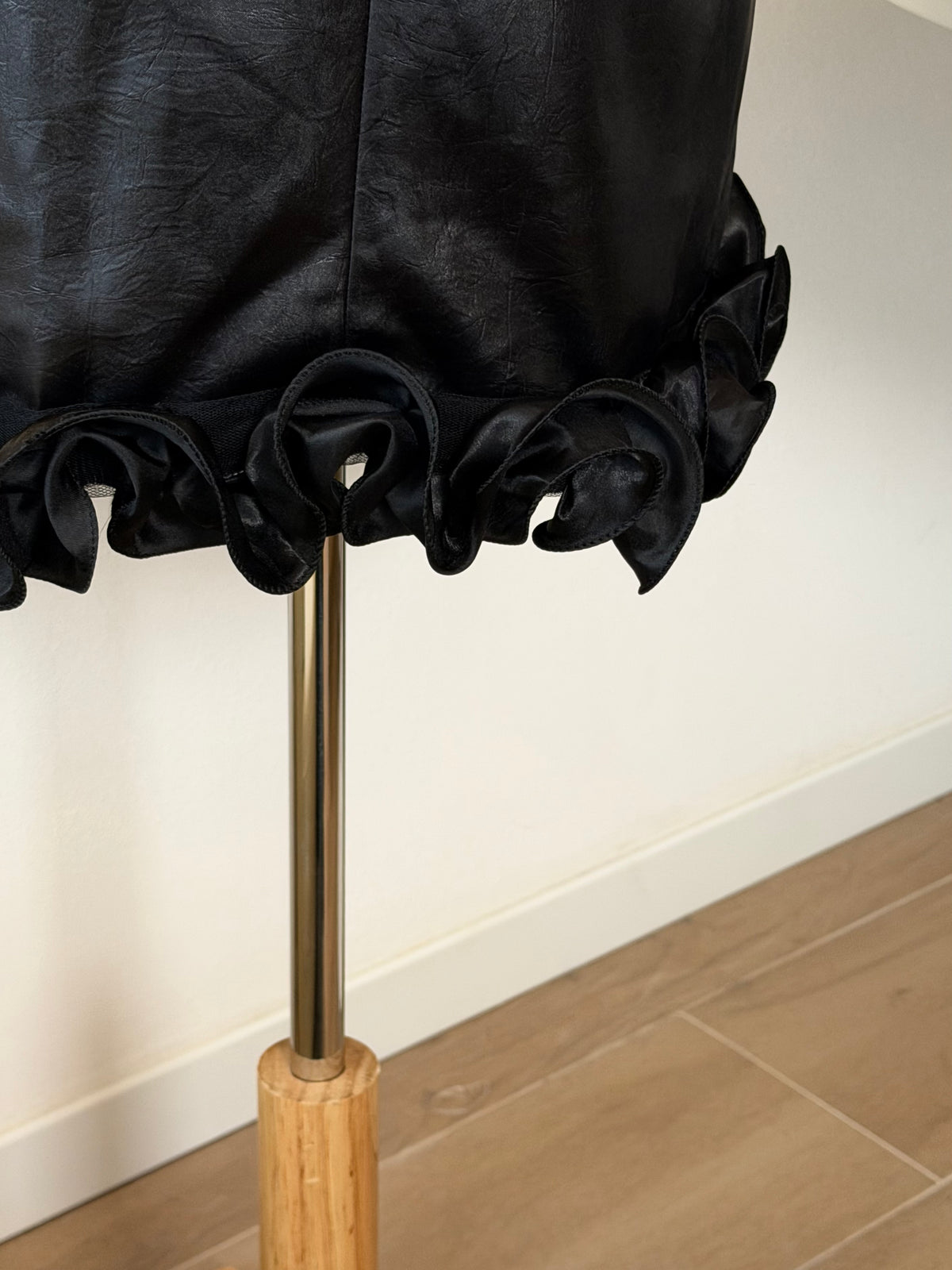Black Satin Minimal Dress | Abito con balza finale