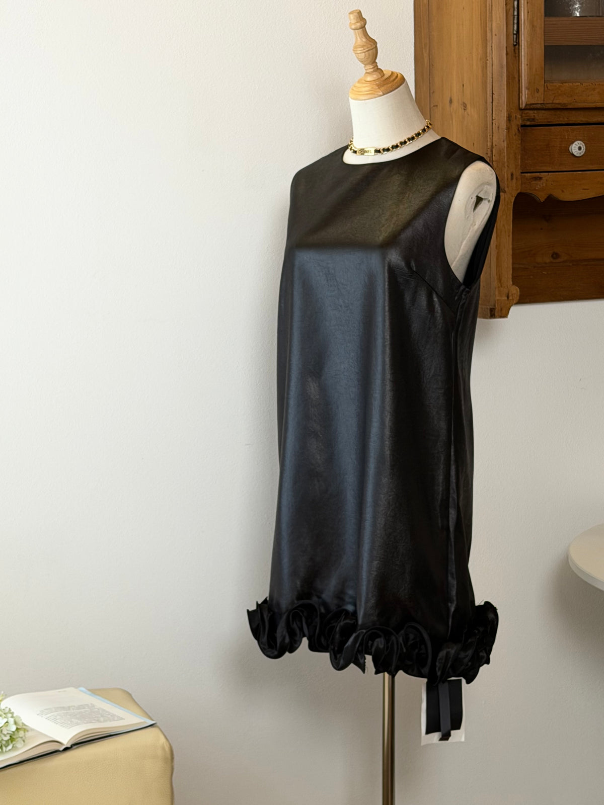 Black Satin Minimal Dress | Abito con balza finale