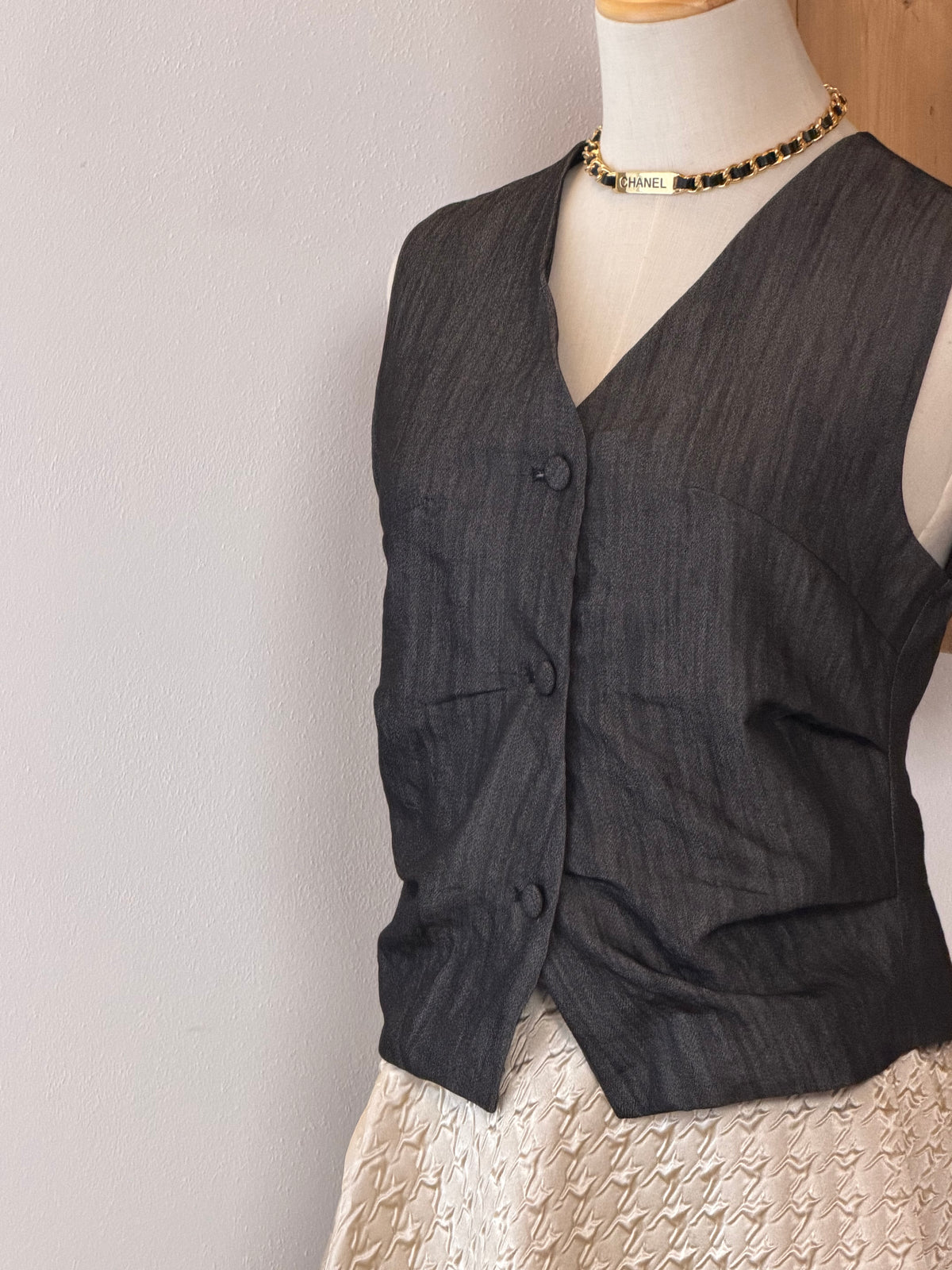 Monochrome Structure Set | Gilet nero e gonna volume