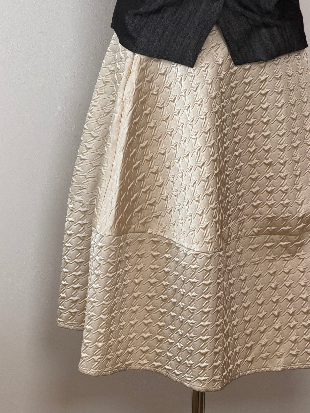 Monochrome Structure Set | Gilet nero e gonna volume
