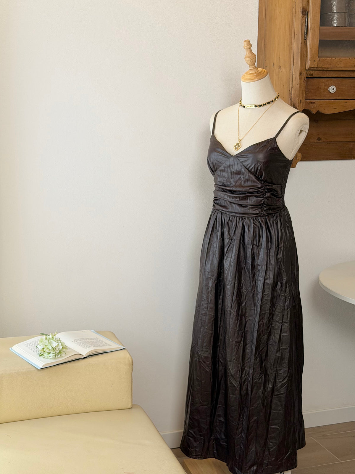 Black Sculpt Dress | Abito con volume e texture effetto pelle