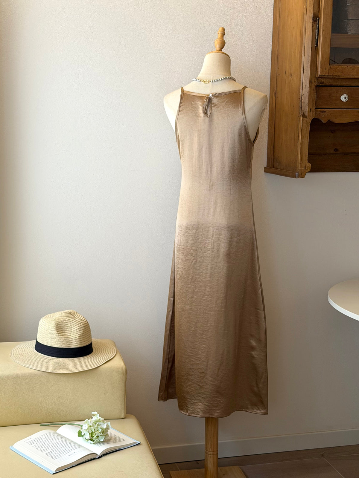 Amber Flow Set | Top con frange e abito satinato champagne