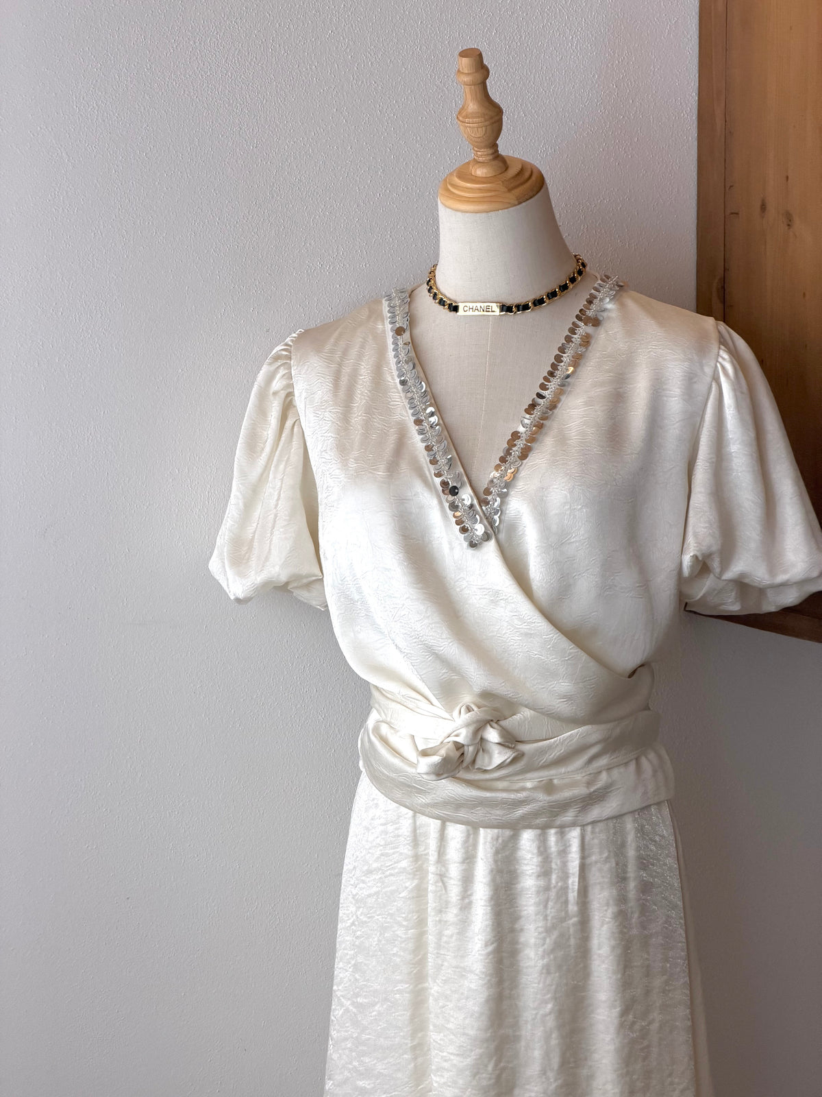 Pure Glow Set | Top satinato con paillettes e gonna lunga texture