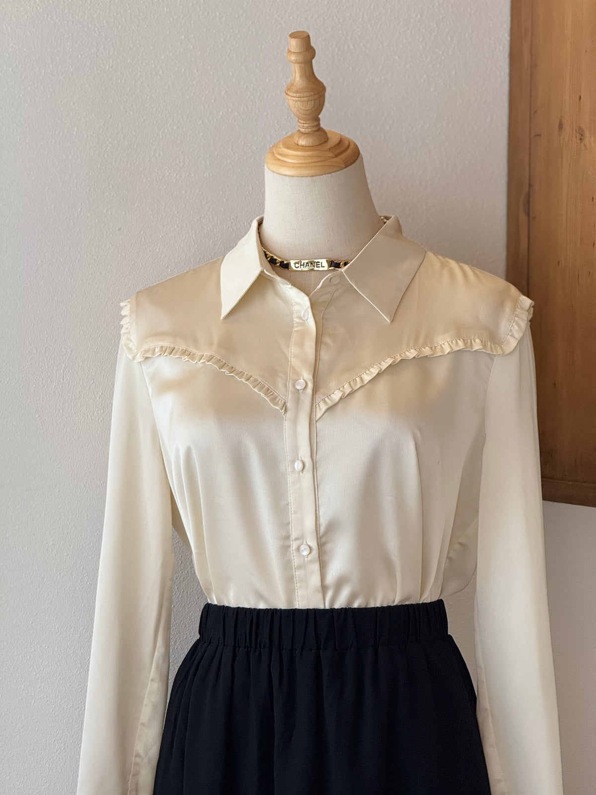 Soft Contrast Set | Top bianco con micro ruches e gonna lunga in cotone e lino