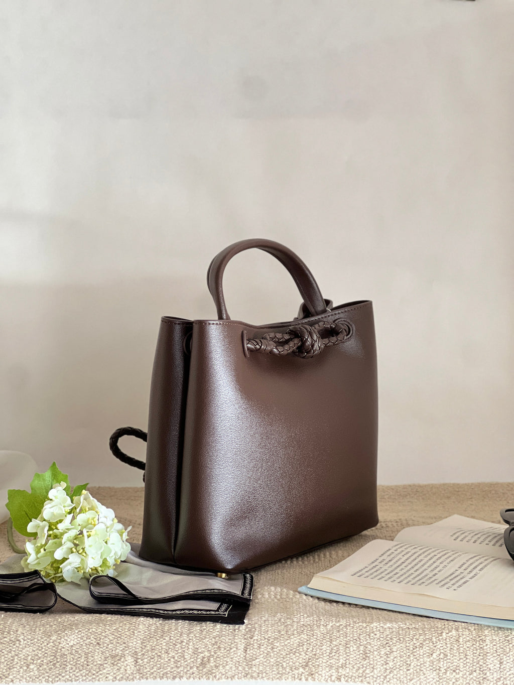 Borsa tote media in pelle intrecciata con dettagli a nodo