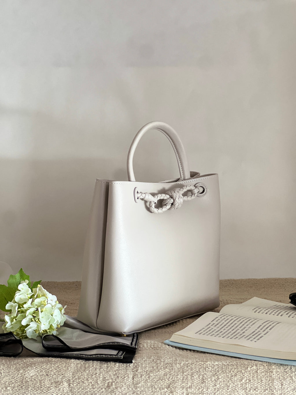 Borsa tote media in pelle intrecciata con dettagli a nodo