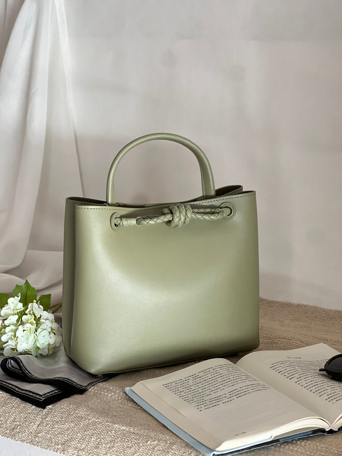 Borsa tote media in pelle intrecciata con dettagli a nodo