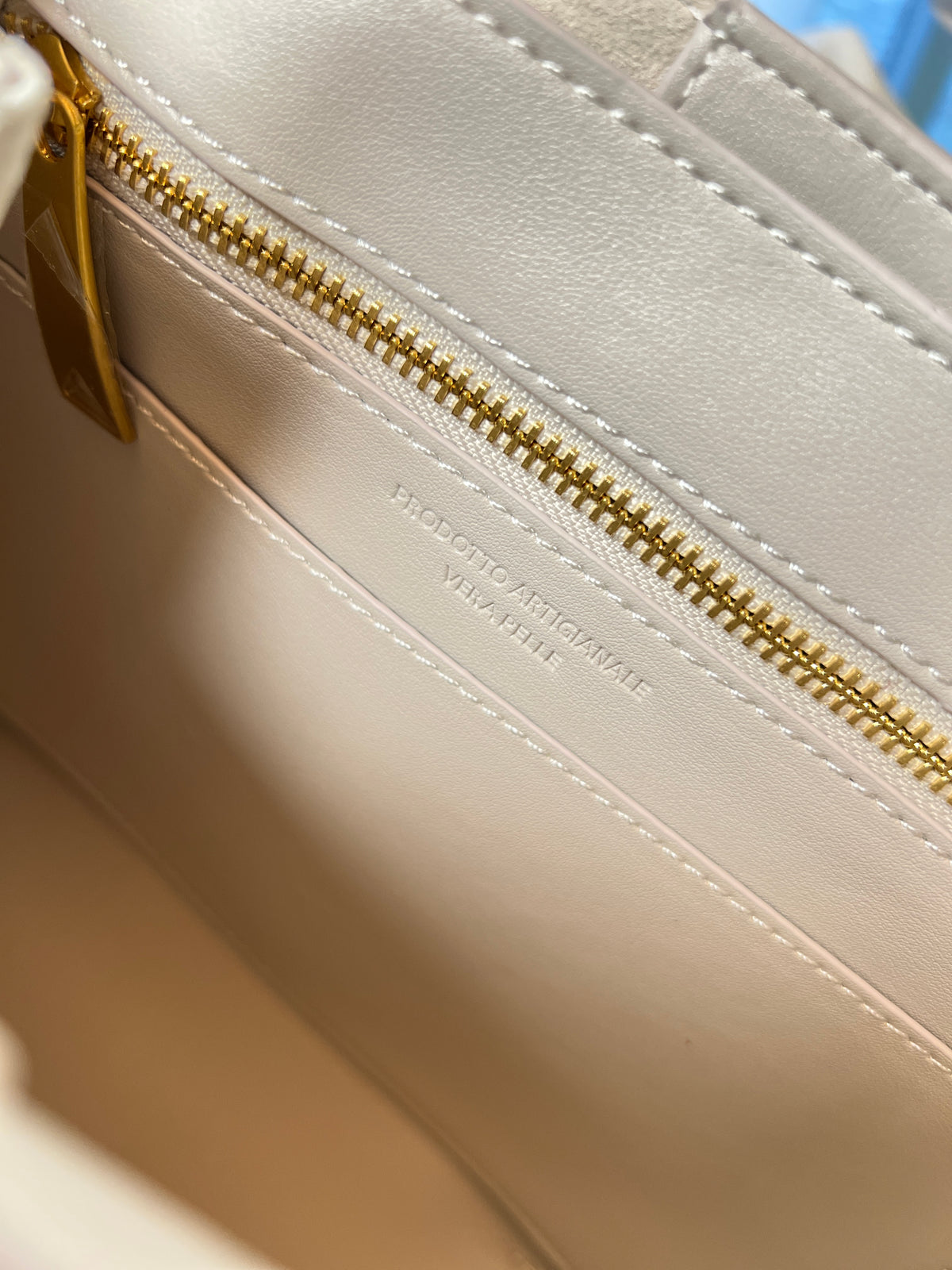 Borsa tote media in pelle intrecciata con dettagli a nodo