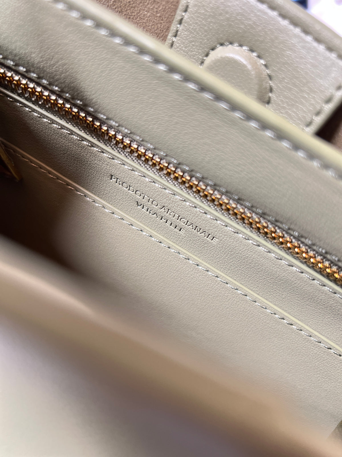 Borsa tote media in pelle intrecciata con dettagli a nodo