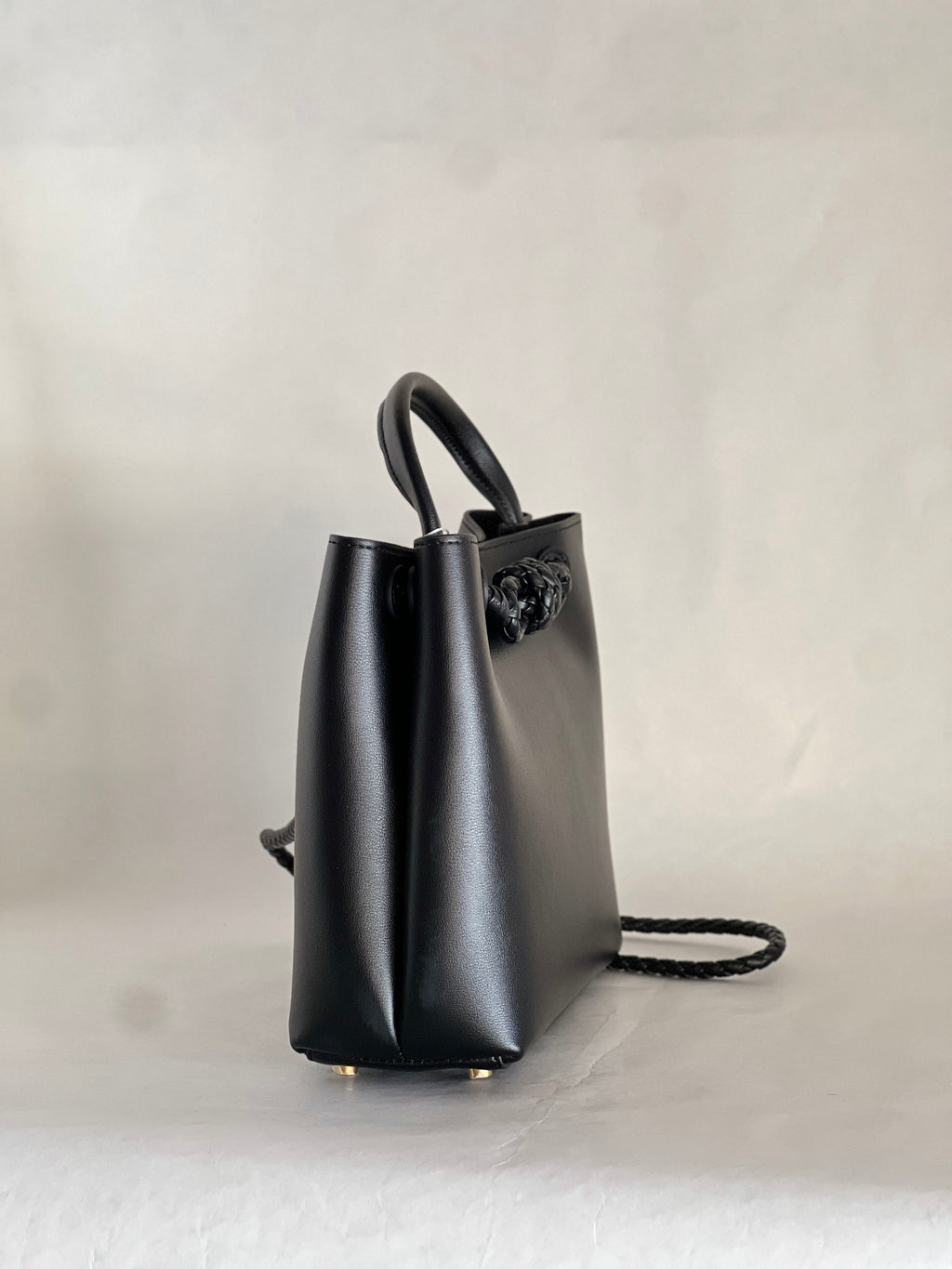 Borsa tote media in pelle intrecciata con dettagli a nodo