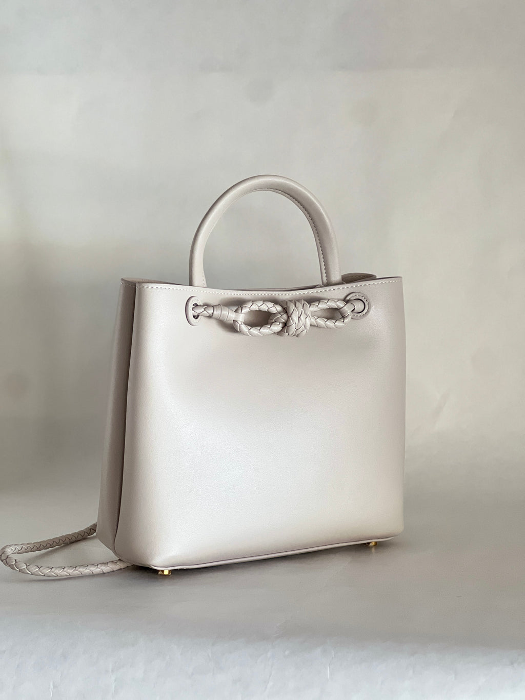Borsa tote media in pelle intrecciata con dettagli a nodo