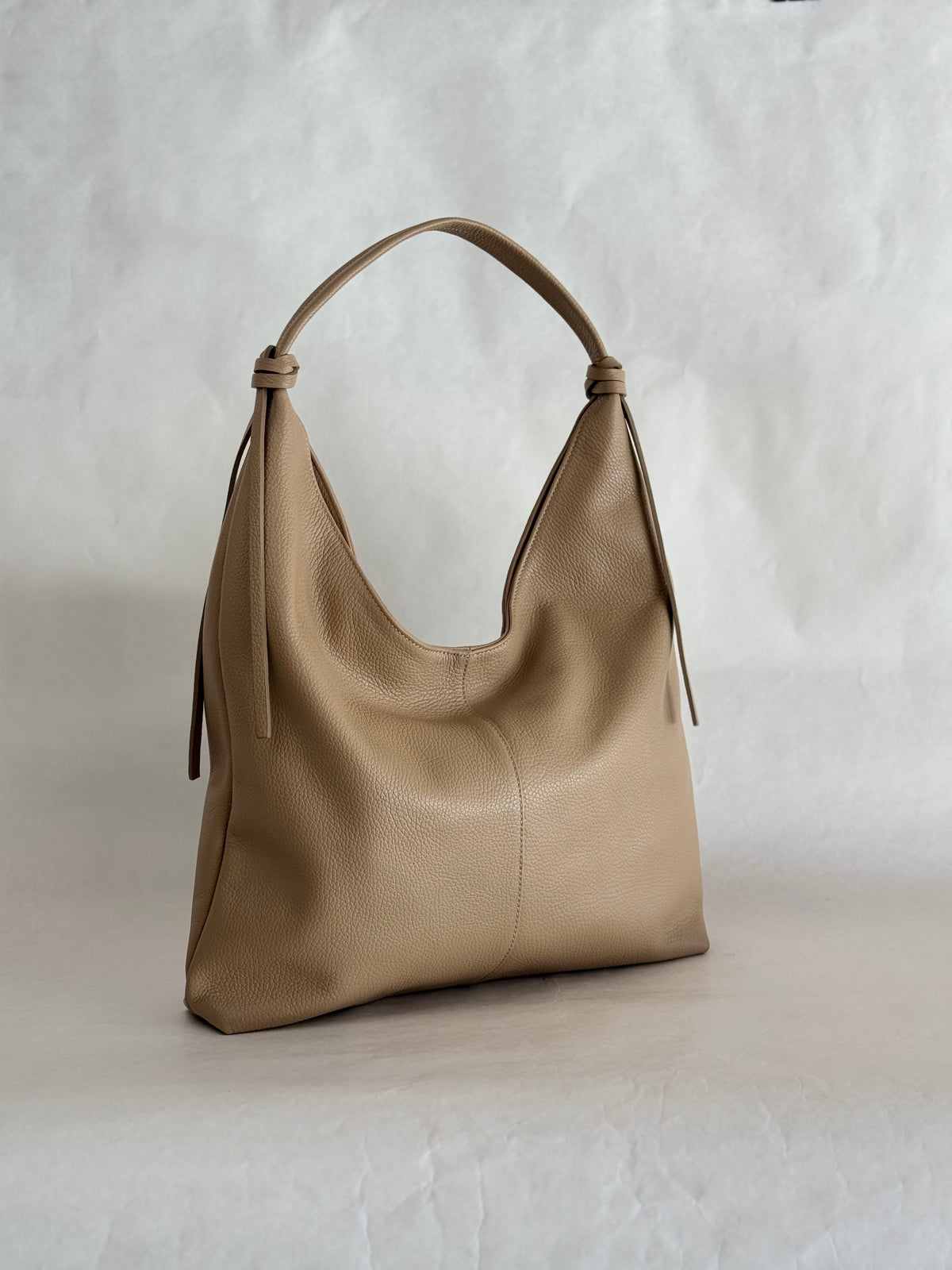 Borsa hobo grande in pelle color kaki con dettagli a doppio nodo