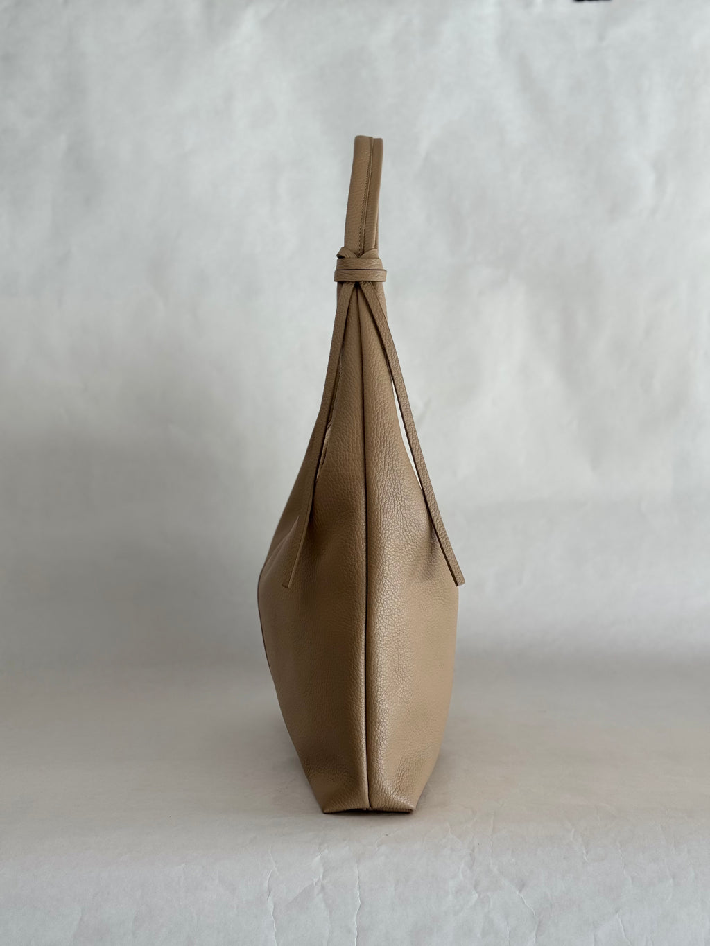 Borsa hobo grande in pelle color kaki con dettagli a doppio nodo