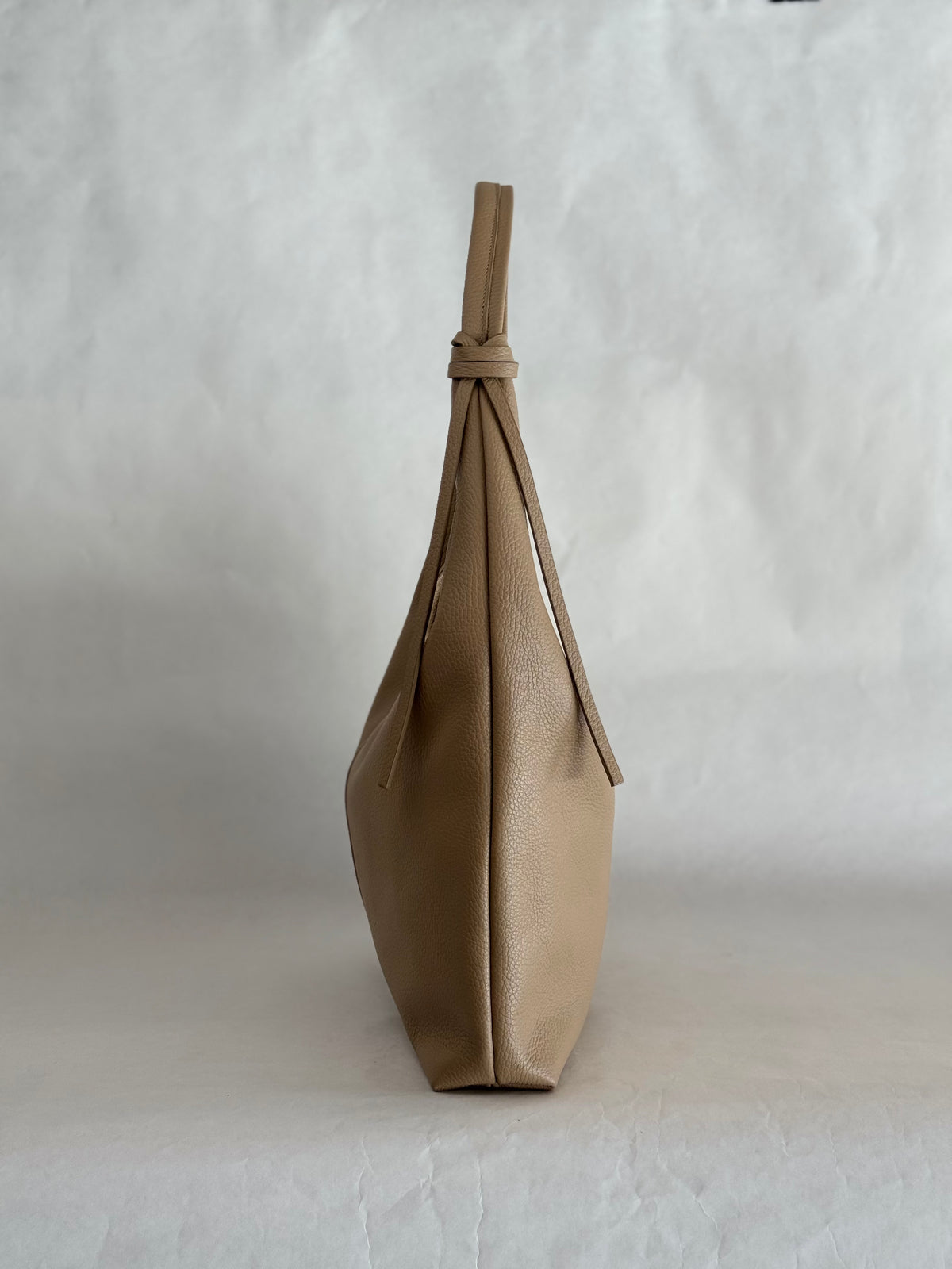 Borsa hobo grande in pelle color kaki con dettagli a doppio nodo