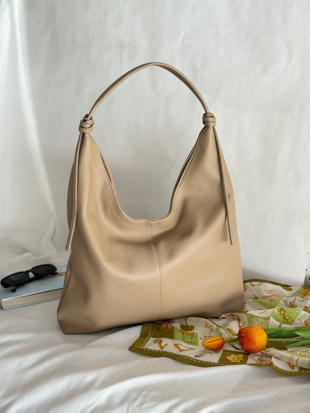 Borsa hobo grande in pelle color kaki con dettagli a doppio nodo