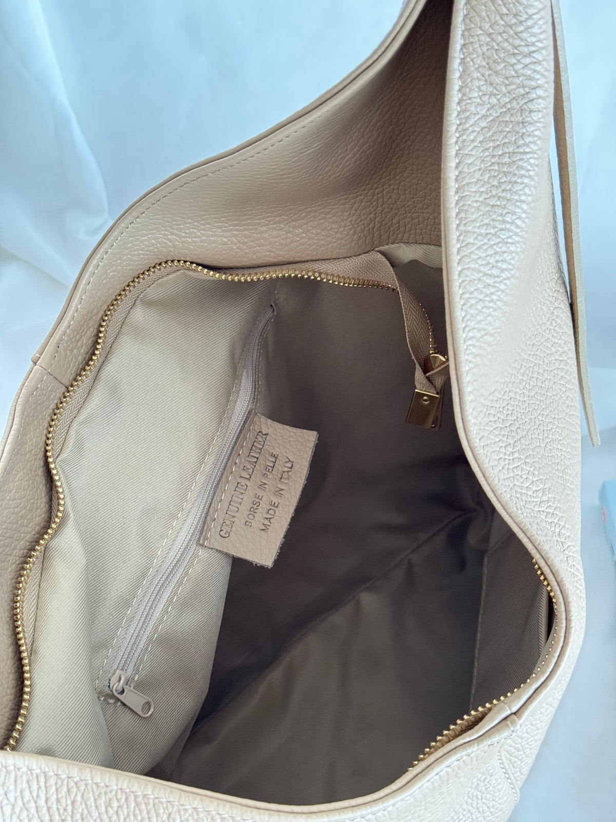 Borsa hobo grande in pelle color kaki con dettagli a doppio nodo