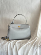 Borsa in pelle color azzurro polvere con tracolla