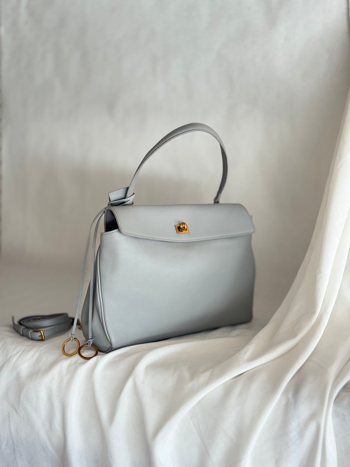 Borsa in pelle color azzurro polvere con tracolla