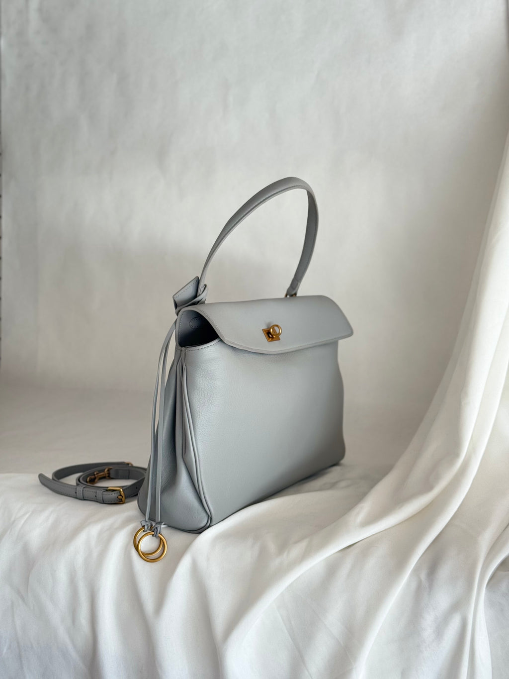 Borsa in pelle color azzurro polvere con tracolla