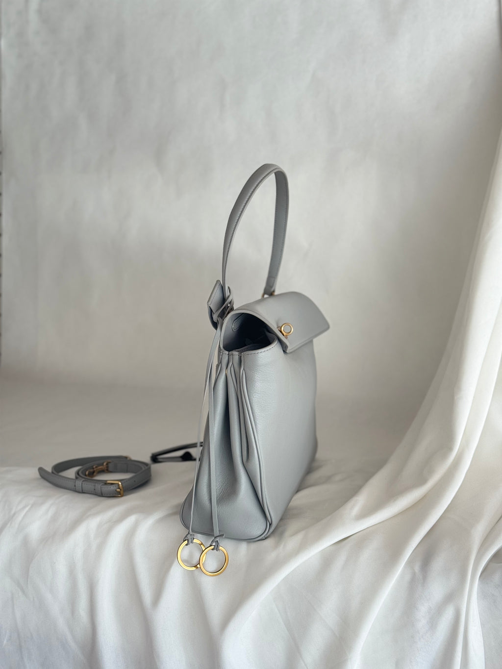 Borsa in pelle color azzurro polvere con tracolla