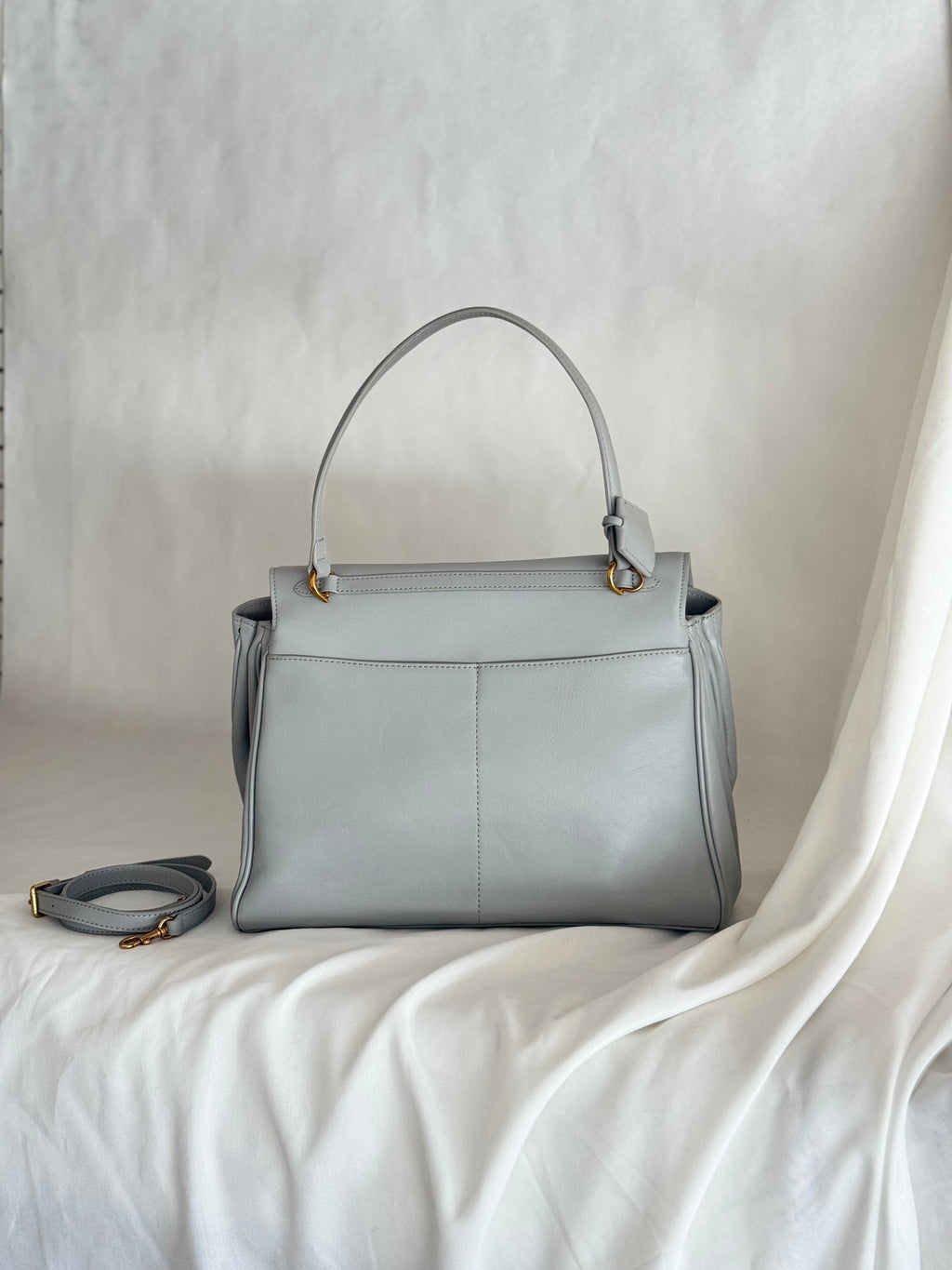 Borsa in pelle color azzurro polvere con tracolla