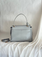 Borsa in pelle color azzurro polvere con tracolla