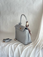 Borsa in pelle color azzurro polvere con tracolla