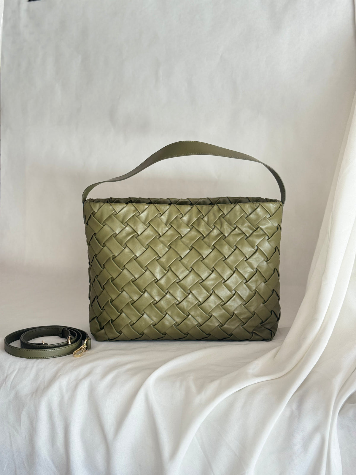 Borsa secchiello oversize in pelle di agnello – Nero