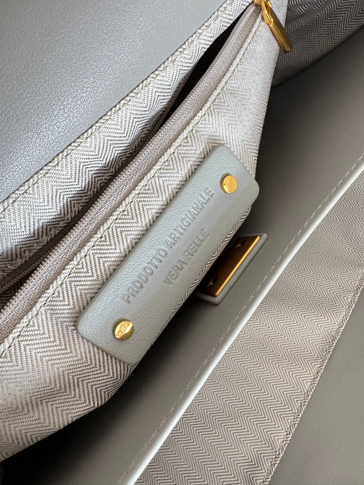 Borsa in pelle color azzurro polvere con tracolla