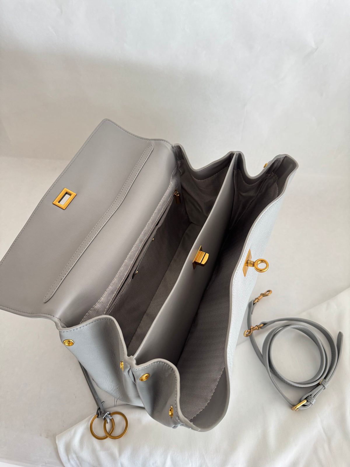Borsa in pelle color azzurro polvere con tracolla