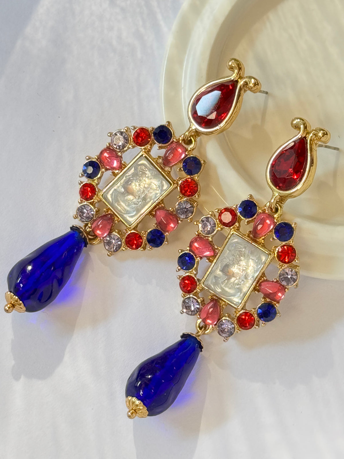 Vetrata Royale Earrings | Orecchini stile rosone con figura in cristallo