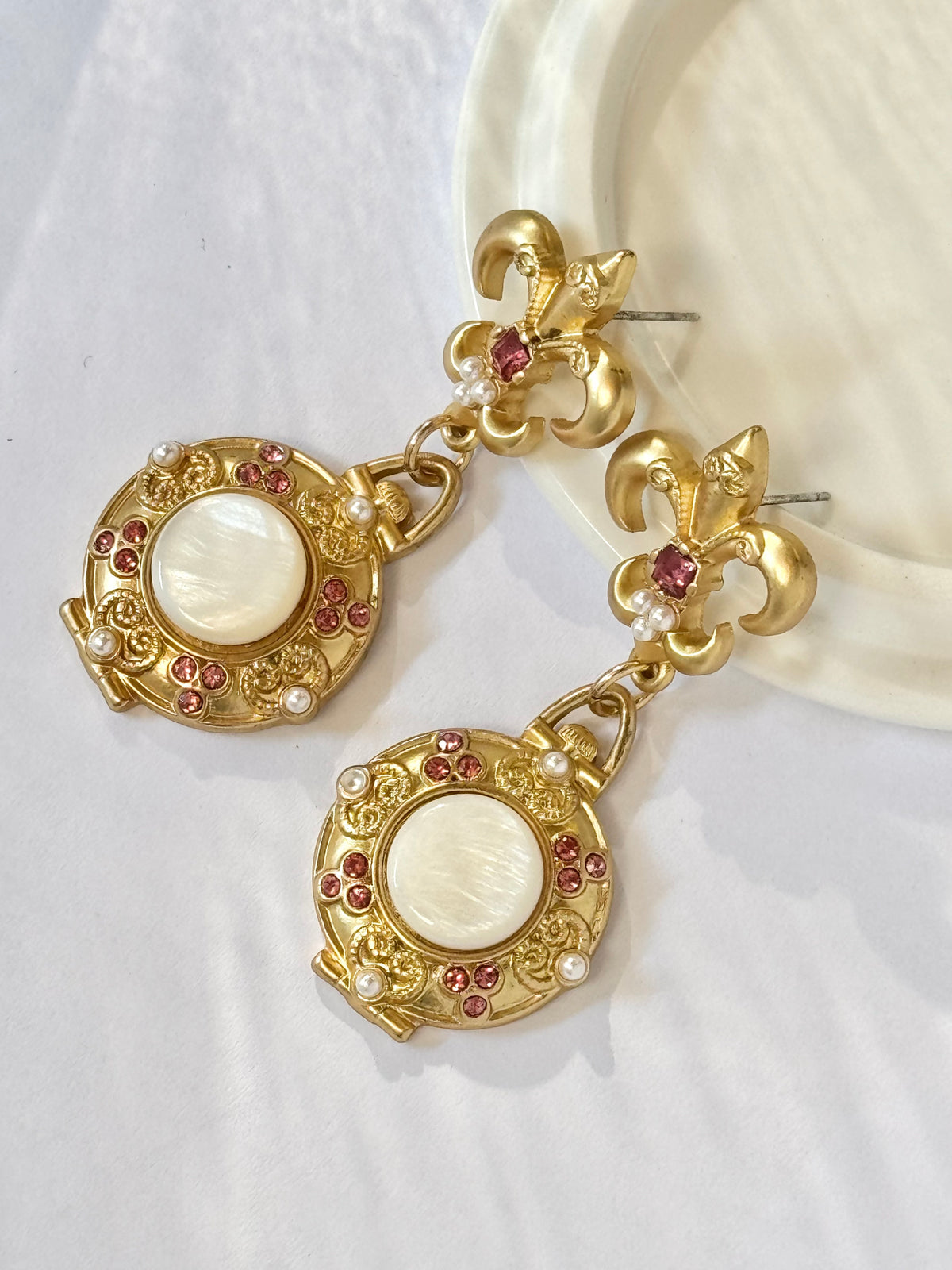 Fiorenza Iris Earrings | Orecchini con giglio fiorentino e agata bianca