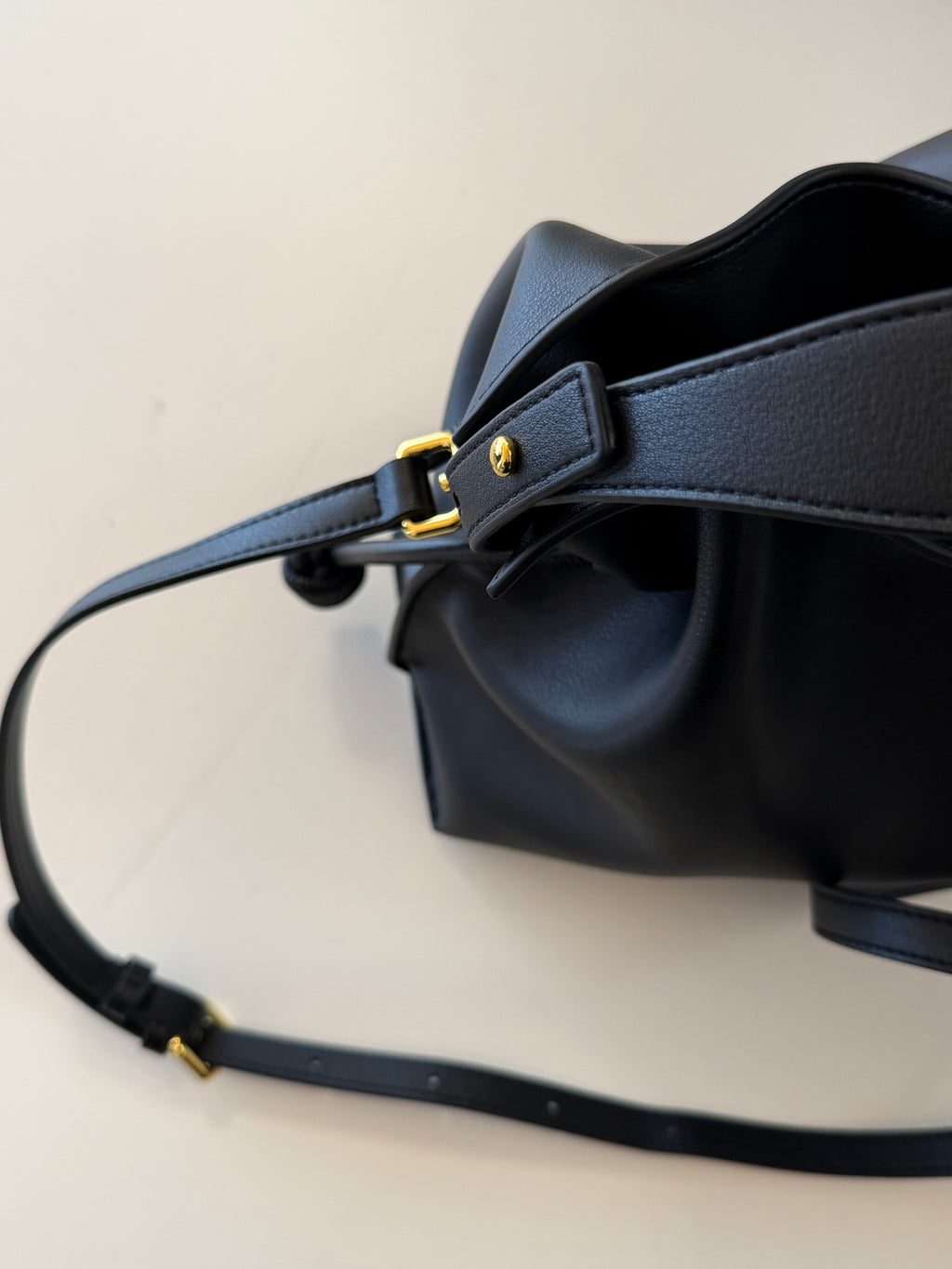 Borsa secchiello in pelle di vitello – Design moderno